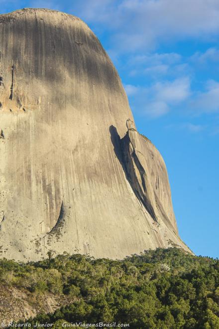 Imagem dos encantos da Região Serrana, a Pedra Azul em Domingos Martins